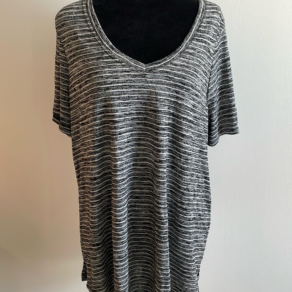 Athleta Black, White, and gray activewear shirt in Tall/XL